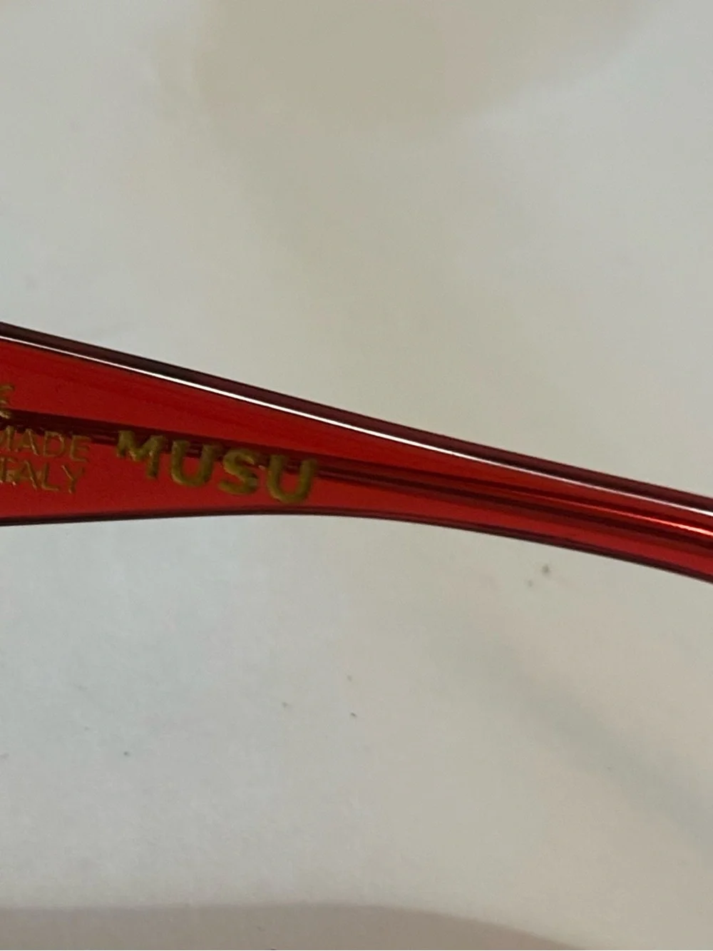 MUSU bold red